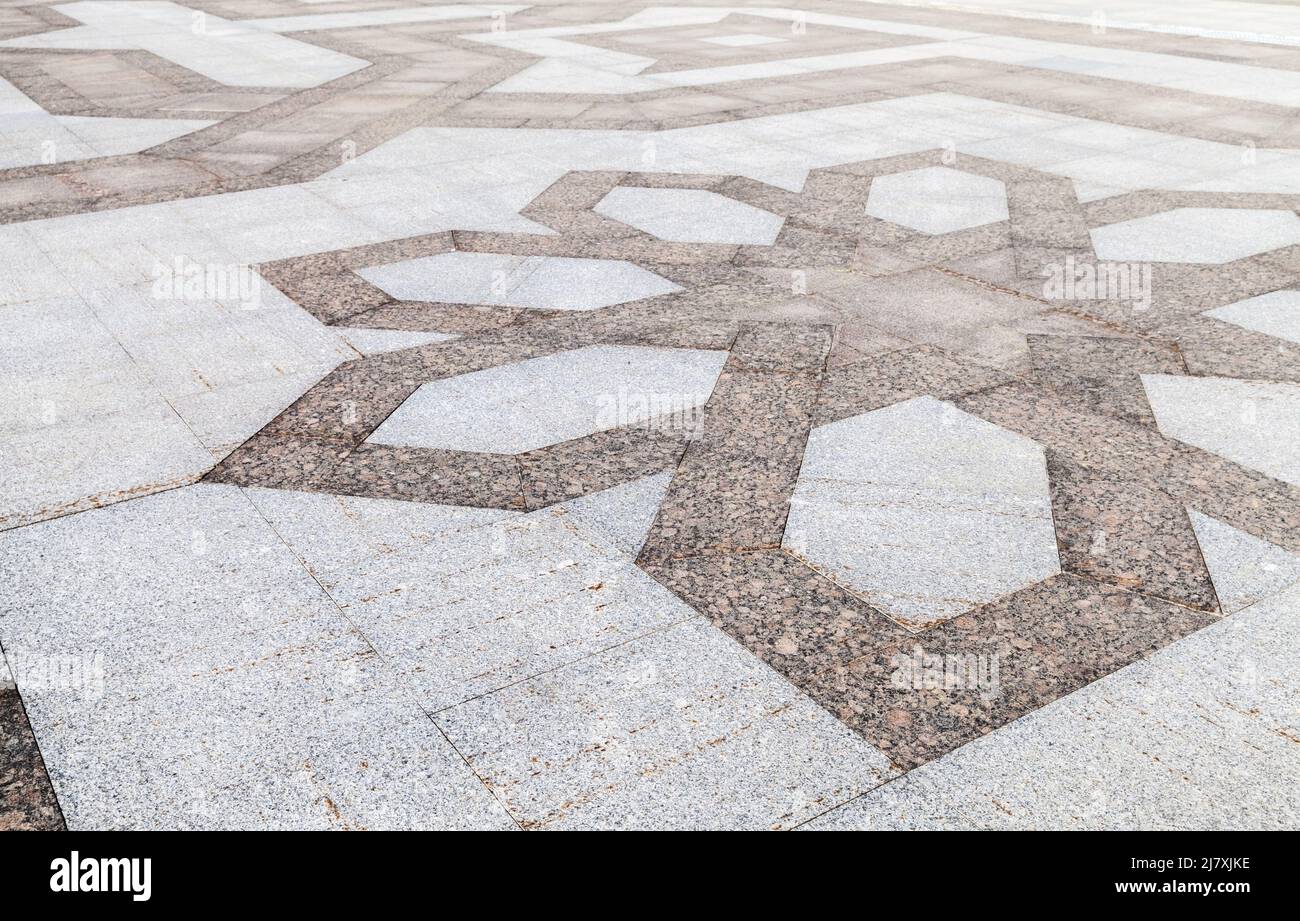 Pavimento in pietra di granito, pavimento piastrellato con astratto disegno geometrico arabo, trama foto di sfondo Foto Stock