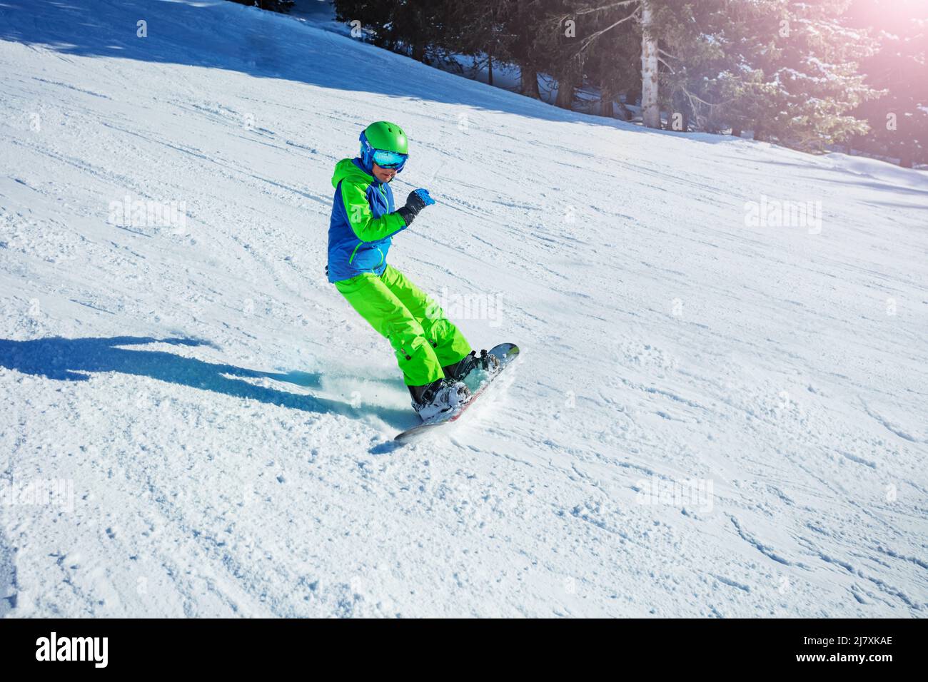 Foto in movimento di un ragazzo snowboard sulla pista da sci di montagna Foto Stock