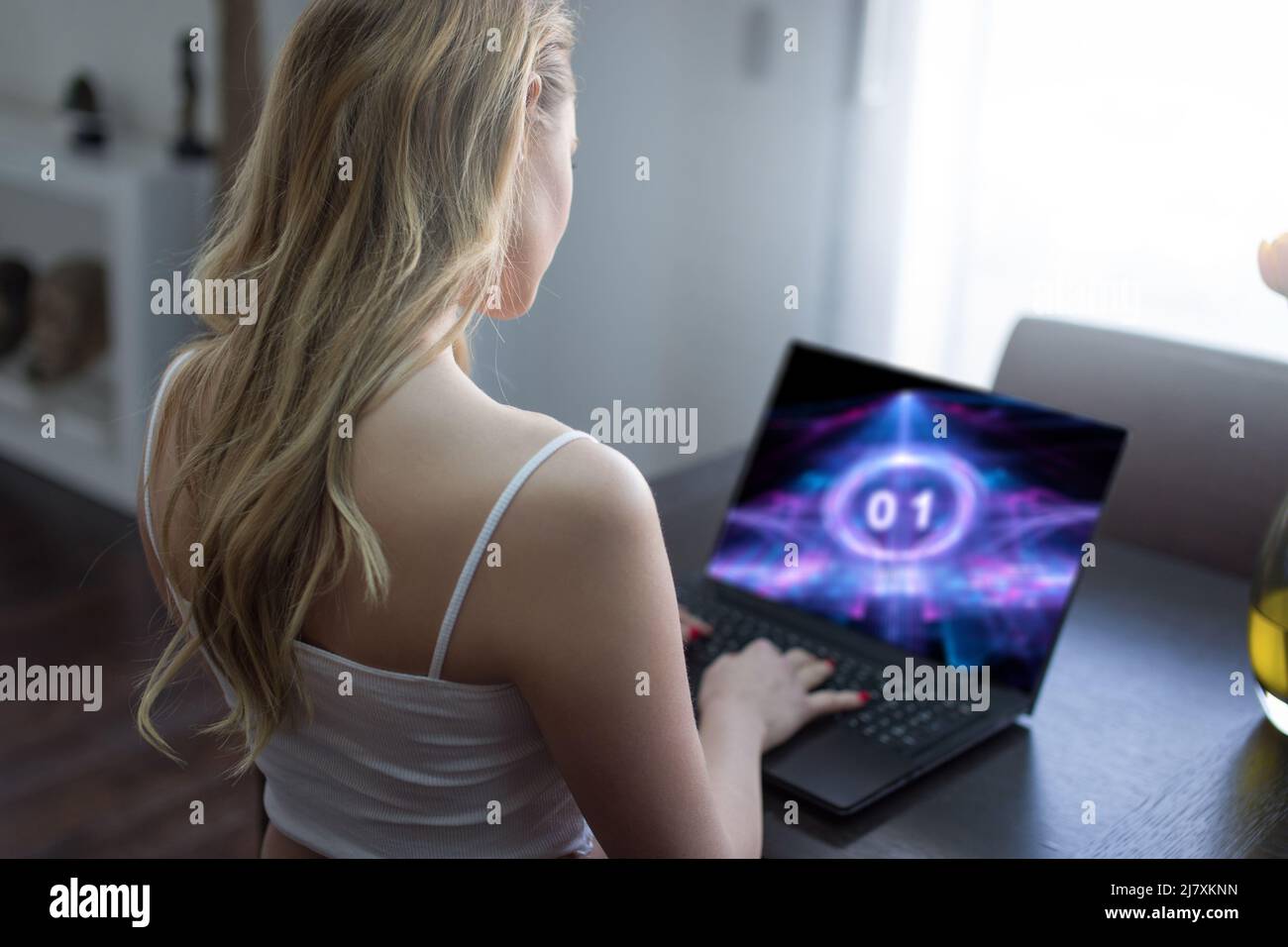 Giovane donna bionda programmatore che codifica su laptop a casa concetto Foto Stock