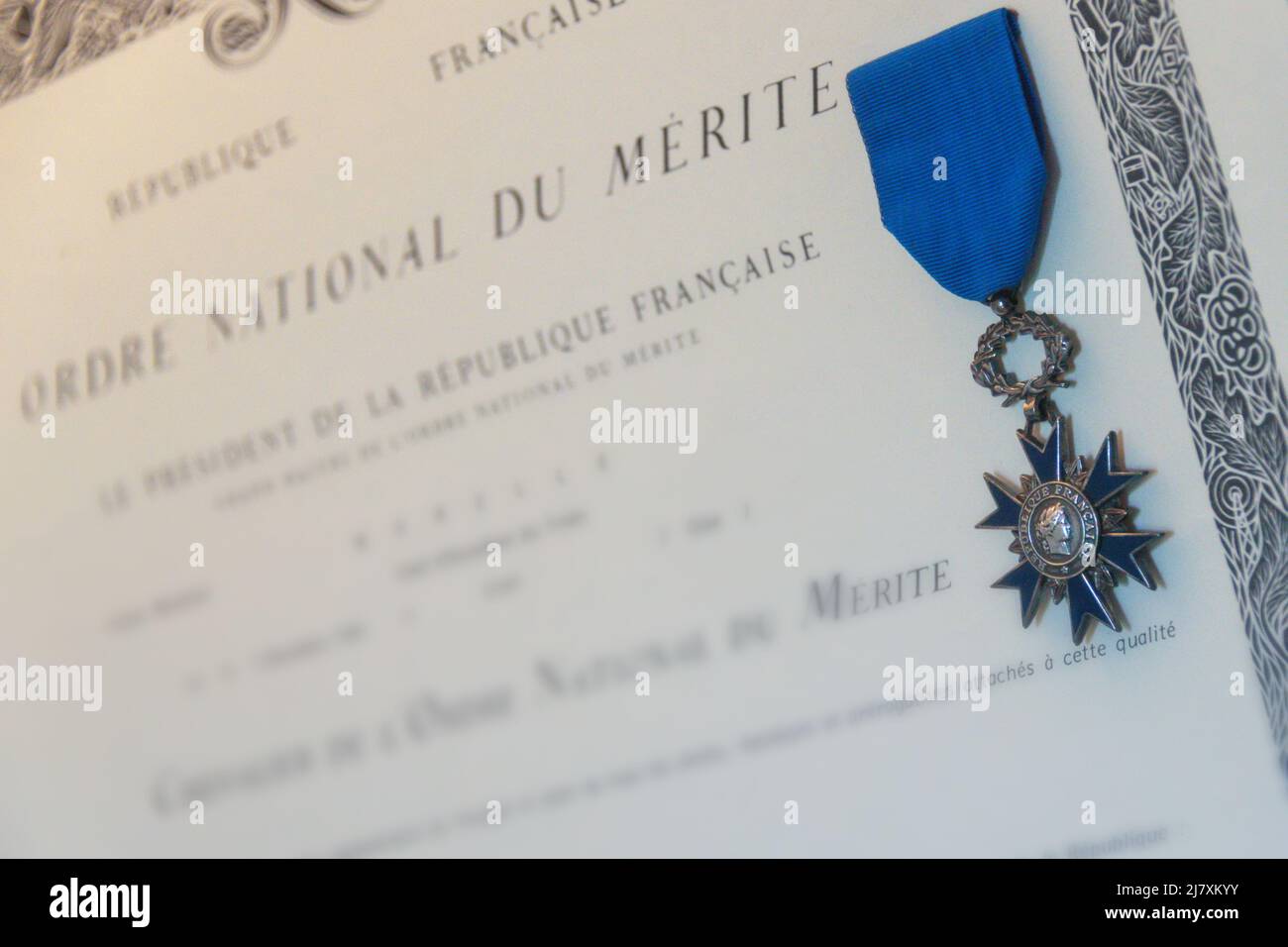 Medaglia francese e certificato anonimo dell'Ordine Nazionale del merito Foto Stock