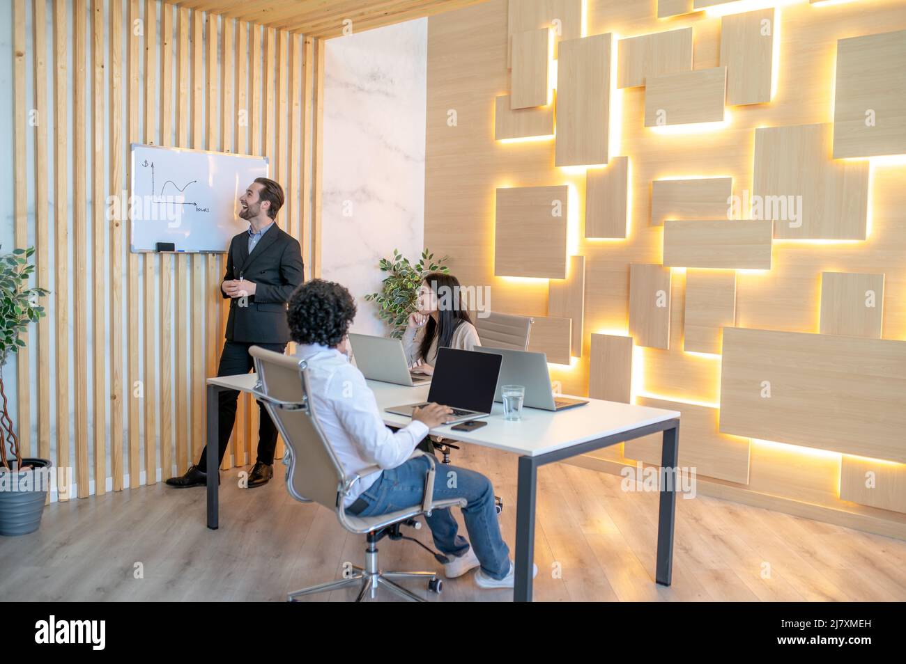 Buon supervisore dell'ufficio che presenta al personale Foto Stock