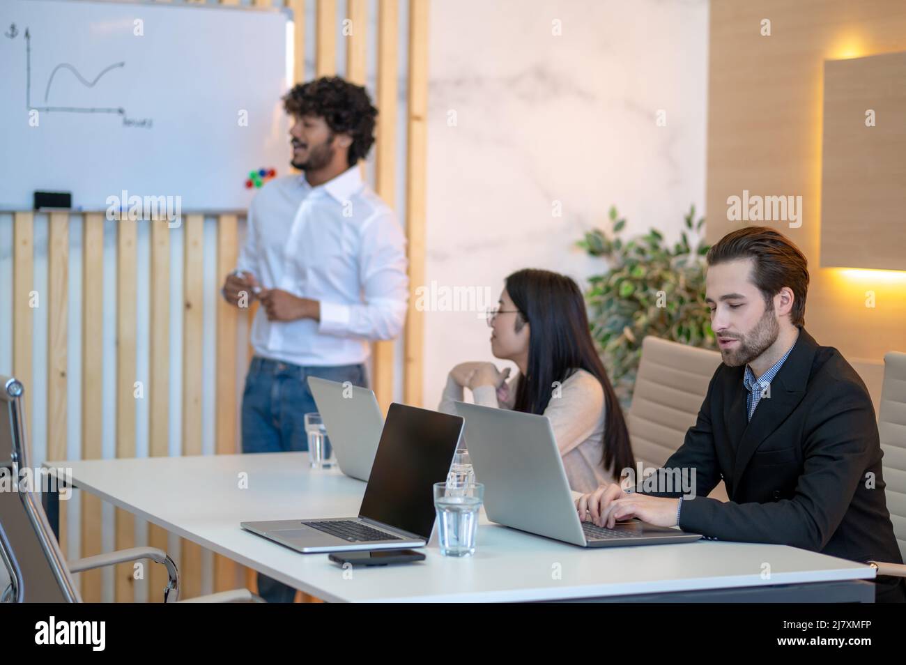 Dipendente dell'ufficio che presenta i suoi colleghi Foto Stock