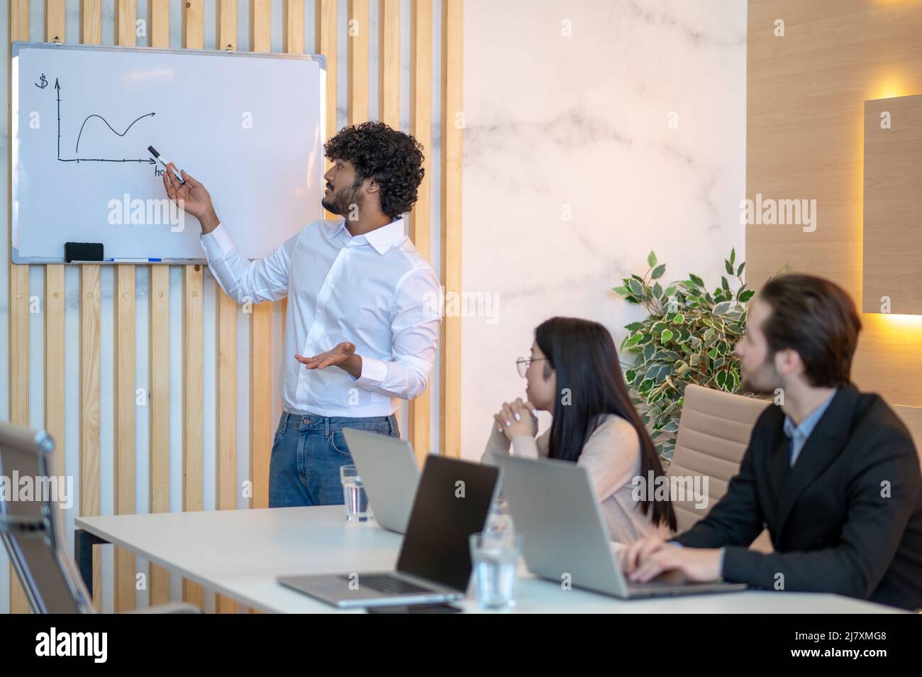 Lavoratore aziendale che presenta i suoi colleghi Foto Stock