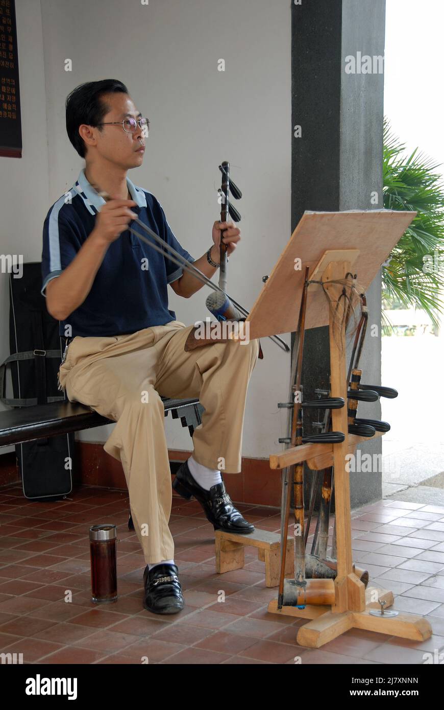 Changsha, Provincia di Hunan, Cina: Uomo che suona un Erhu al Padiglione Tianxin. L'erhu è un tradizionale strumento musicale cinese che assomiglia ad un violino. Foto Stock