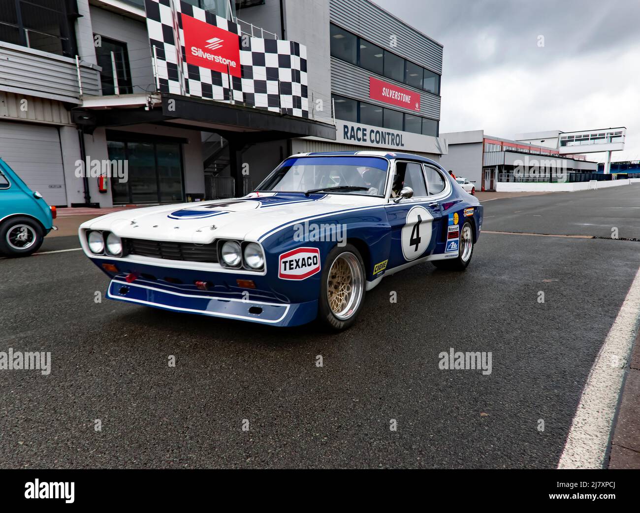 Il Blu e il Bianco, 1973, Ford Capri RS2600 nel Pit Lane, Qualifiche per Adrian Flux Trophy per MRL Historic Touring Cars Foto Stock