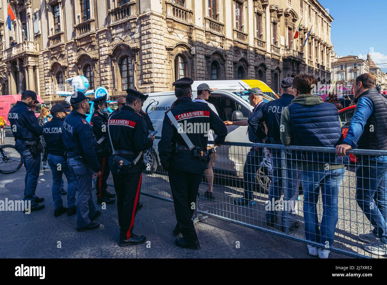 Catania, Italia - 11 maggio 2022: Preparazione per una delle tappe di giro d Italia - Tour d'Italia gara ciclistica multistadio a Catania Foto Stock