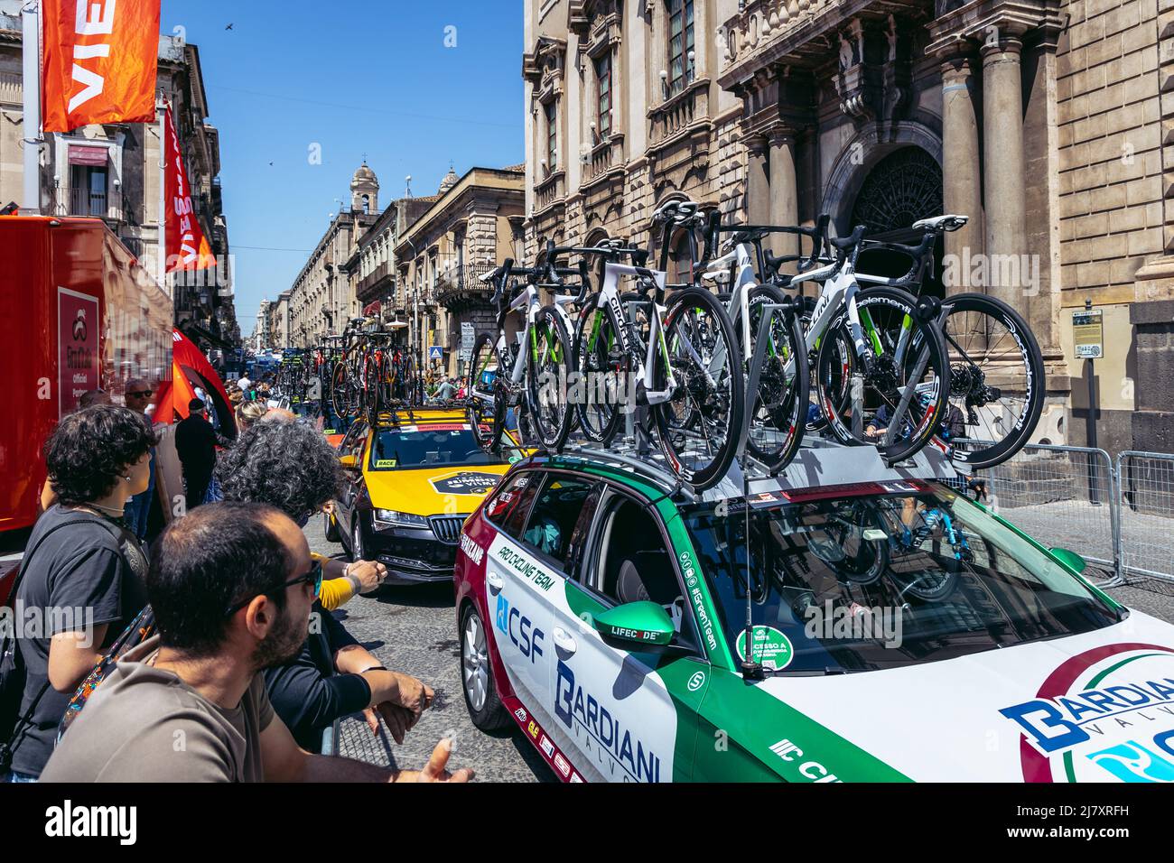 Catania, Italia - 11 maggio 2022: Preparazione per una delle tappe di giro d Italia - Tour d'Italia gara ciclistica multistadio a Catania Foto Stock