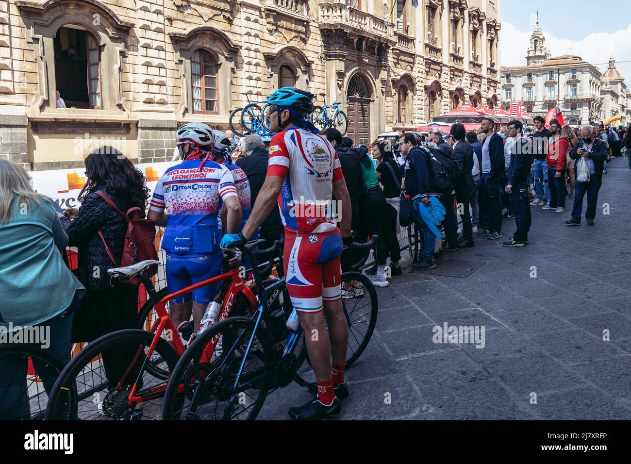 Catania, Italia - 11 maggio 2022: Preparazione per una delle tappe di giro d Italia - Tour d'Italia gara ciclistica multistadio a Catania Foto Stock