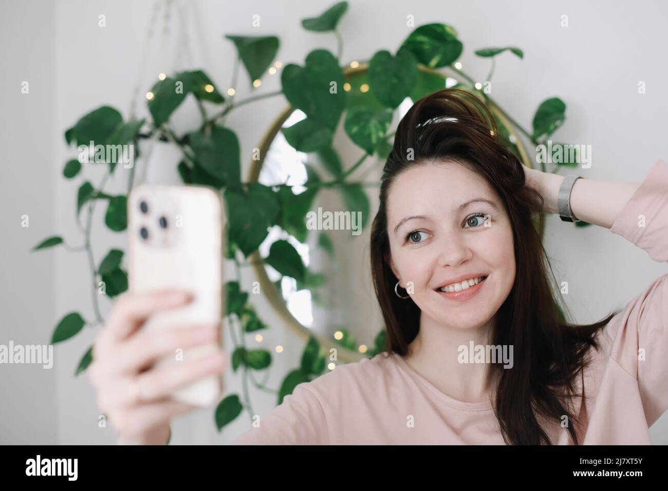 Ritratto di una donna casual sorridente con smartphone Foto Stock