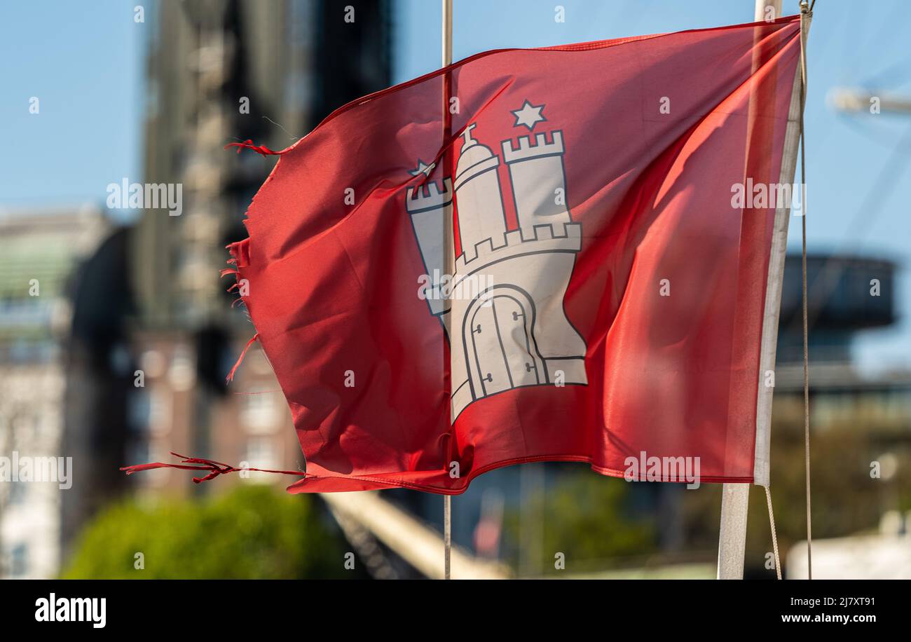 Bandiera a vento con lo stemma della città di Amburgo nel porto di Amburgo. Foto Stock