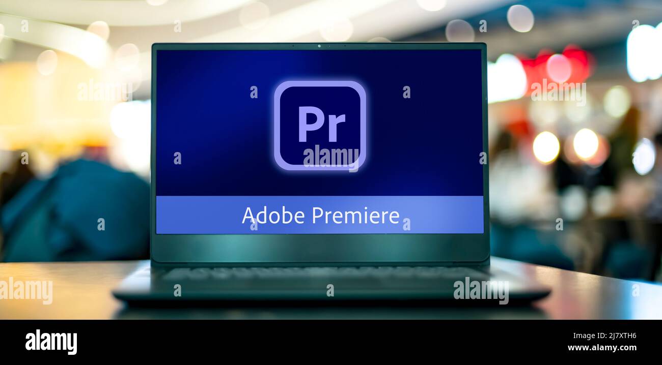 POZNAN, POL - JAN 16, 2022: Laptop computer che visualizza il logo di Adobe Premiere Pro, un'applicazione software di editing video basata su timeline sviluppata da ad Foto Stock