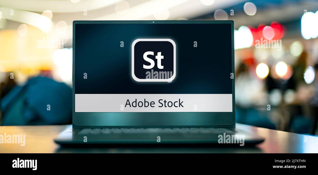 POZNAN, POL - 16 GENNAIO 2022: Computer portatile che visualizza il logo di Adobe Stock, un servizio di fotografia di riserva di proprietà di Adobe Inc Foto Stock