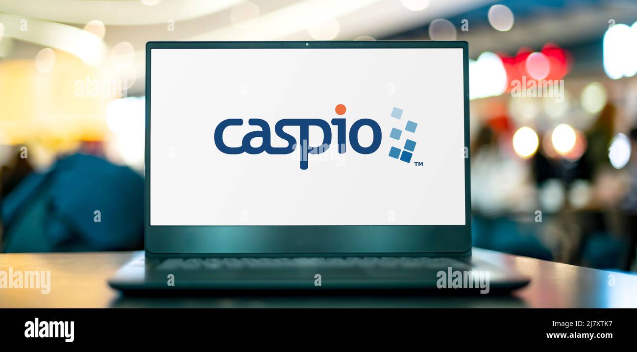 POZNAN, POL - Apr 7, 2022: Computer portatile che mostra il logo di Caspio, una società americana di software con sede a Sunnyvale, California. Foto Stock