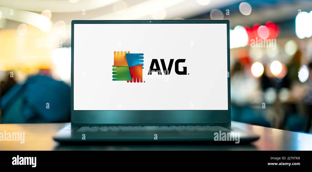 POZNAN, POL - Apr 7, 2022: Computer portatile che visualizza il logo di AVG antivirus, una linea di software antivirus sviluppato da AVG Technologies, una filiale Foto Stock