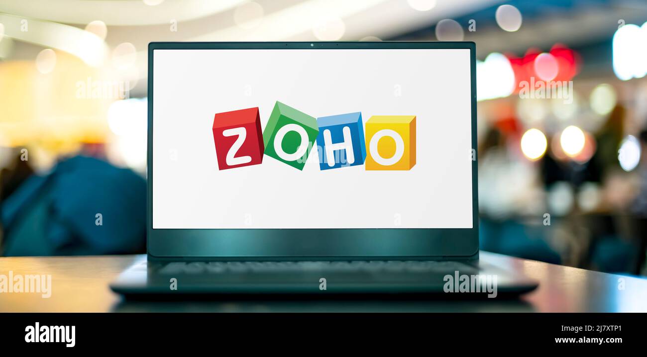 POZNAN, POL - Apr 7, 2022: Laptop computer che visualizza il logo di Zoho Corporation, una società indiana di sviluppo software con sede a Chennai, i Foto Stock