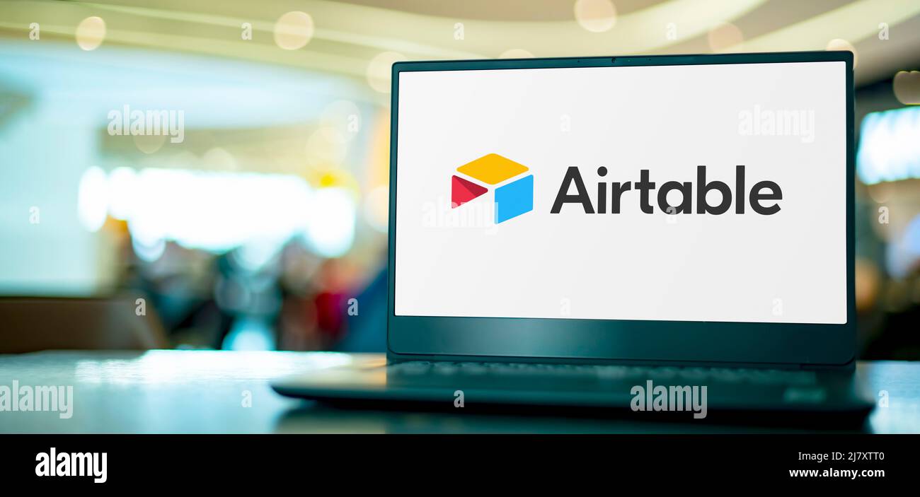 POZNAN, POL - Apr 7, 2022: Computer portatile con logo Airtable, un servizio di collaborazione cloud con sede a San Francisco Foto Stock
