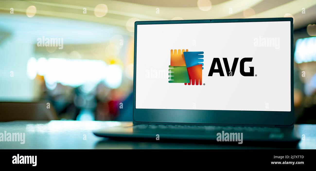 POZNAN, POL - Apr 7, 2022: Computer portatile che visualizza il logo di AVG antivirus, una linea di software antivirus sviluppato da AVG Technologies, una filiale Foto Stock