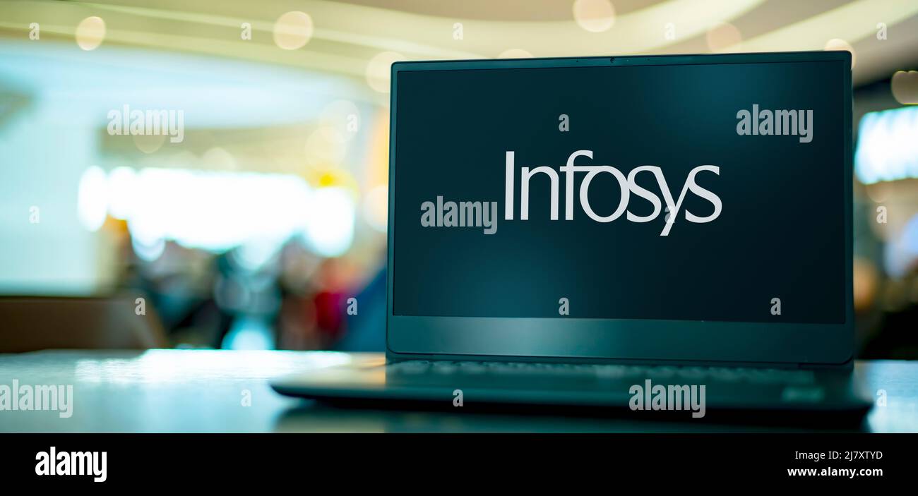 POZNAN, POL - Apr 7, 2022: Computer portatile che visualizza il logo di Infosys, una multinazionale indiana che fornisce consulenza aziendale, informat Foto Stock