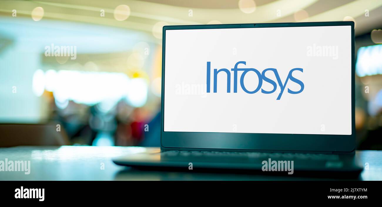 POZNAN, POL - Apr 7, 2022: Computer portatile che visualizza il logo di Infosys, una multinazionale indiana che fornisce consulenza aziendale, informat Foto Stock