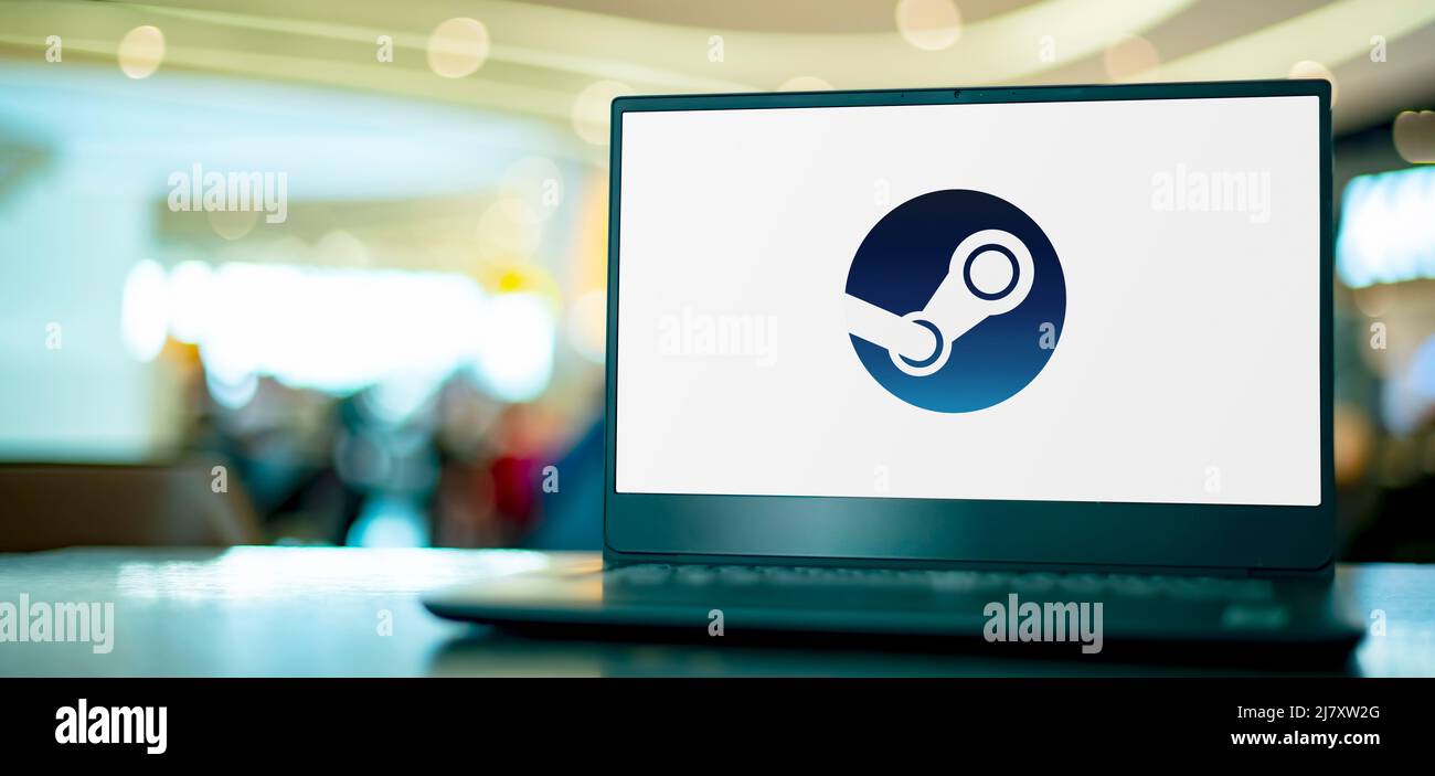 POZNAN, POL - Apr 7, 2022: Computer portatile che visualizza il logo di Steam, un servizio di distribuzione digitale di videogiochi di Valve Foto Stock