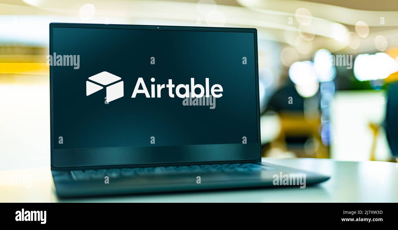 POZNAN, POL - Apr 7, 2022: Computer portatile con logo Airtable, un servizio di collaborazione cloud con sede a San Francisco Foto Stock