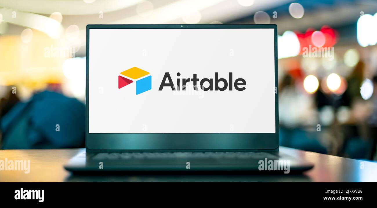 POZNAN, POL - Apr 7, 2022: Computer portatile con logo Airtable, un servizio di collaborazione cloud con sede a San Francisco Foto Stock