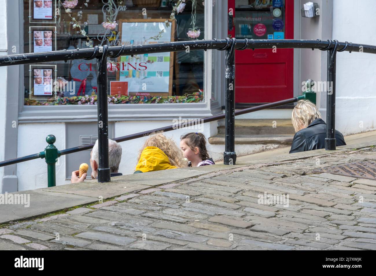 Persone sedute a riposo a metà strada sul ripido Hill Lincoln 2022 Foto Stock