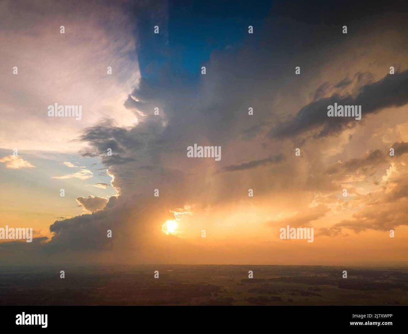 Fotografia aerea di nuvole temporalesche con burst di micro Foto Stock