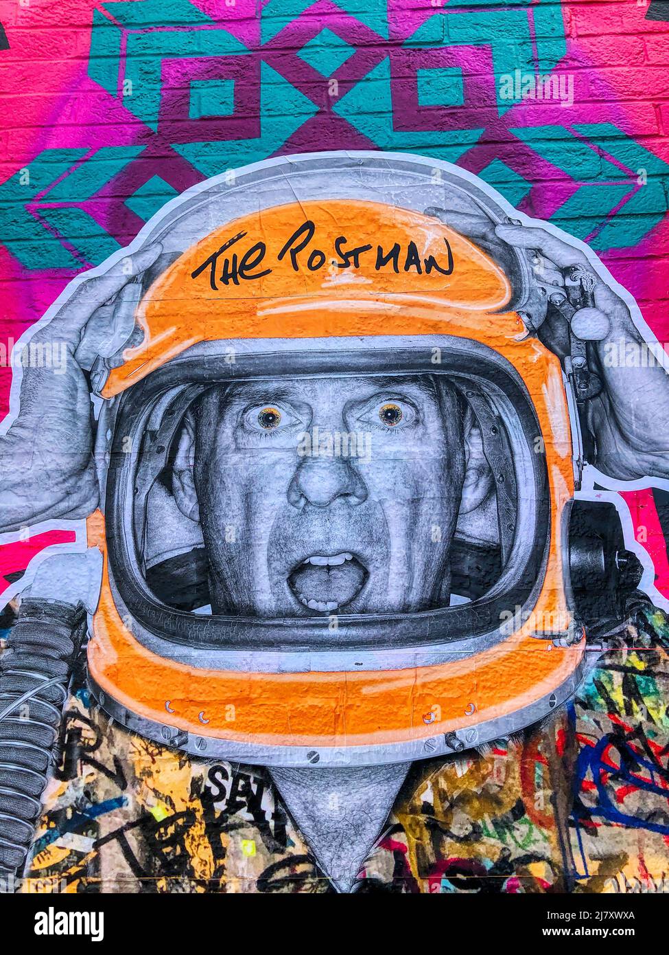 Graffiti Street art del Postman of Fat Boy Slim (Norman Cook) sul lato del Big Beach Cafe a Hove Lagoon sul lungomare di Hove Foto Stock