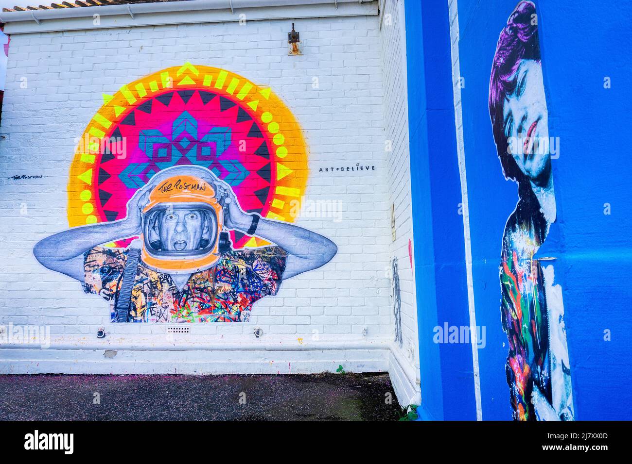Graffiti Street art del Postman di Fat Boy Slim (Norman Cook) e Mick Jagger sul lato del Big Beach Cafe a Hove Lagoon sul lungomare di Hove Foto Stock