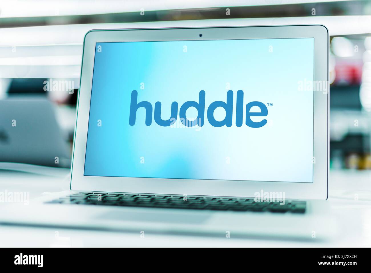 POZNAN, POL - DEC 8, 2021: Laptop computer che mostra il logo di Huddle, una società privata di software di collaborazione basata su cloud fondata a Londra nel Foto Stock