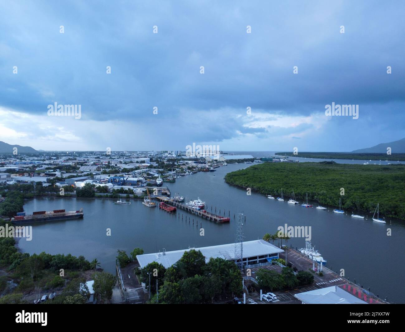 Vista aerea della città di Cairns e del porto turistico Foto Stock