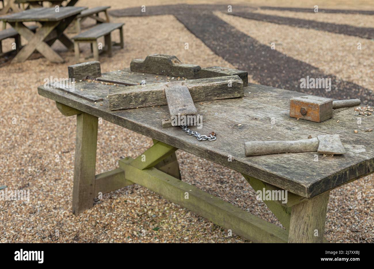 Tavolo in legno con attrezzi e attrezzi in legno intagliato sul piano del tavolo Foto Stock