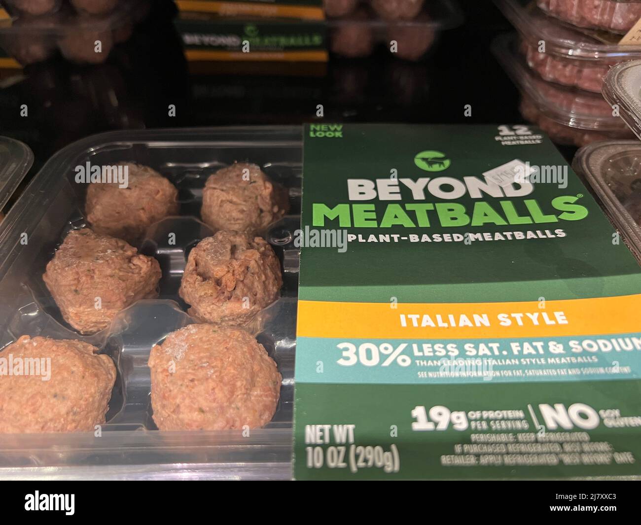 Oltre le polpette, polpette a base vegetale, con nuovo imballaggio sul ripiano frigorifero in un negozio di alimentari. Foto Stock