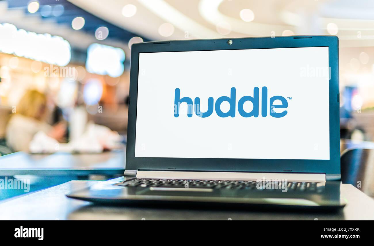 POZNAN, POL - DEC 8, 2021: Laptop computer che mostra il logo di Huddle, una società privata di software di collaborazione basata su cloud fondata a Londra nel Foto Stock