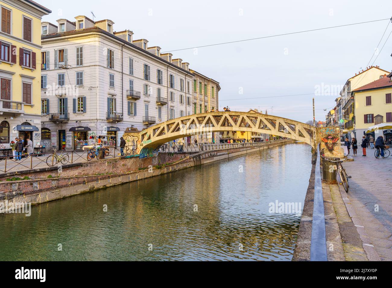 Milano, Italia - 02 marzo 2022: Vista sul canale del Naviglio Grande, con abitanti del posto e visitatori, a Navigli, Milano, Lombardia, Nord Italia Foto Stock