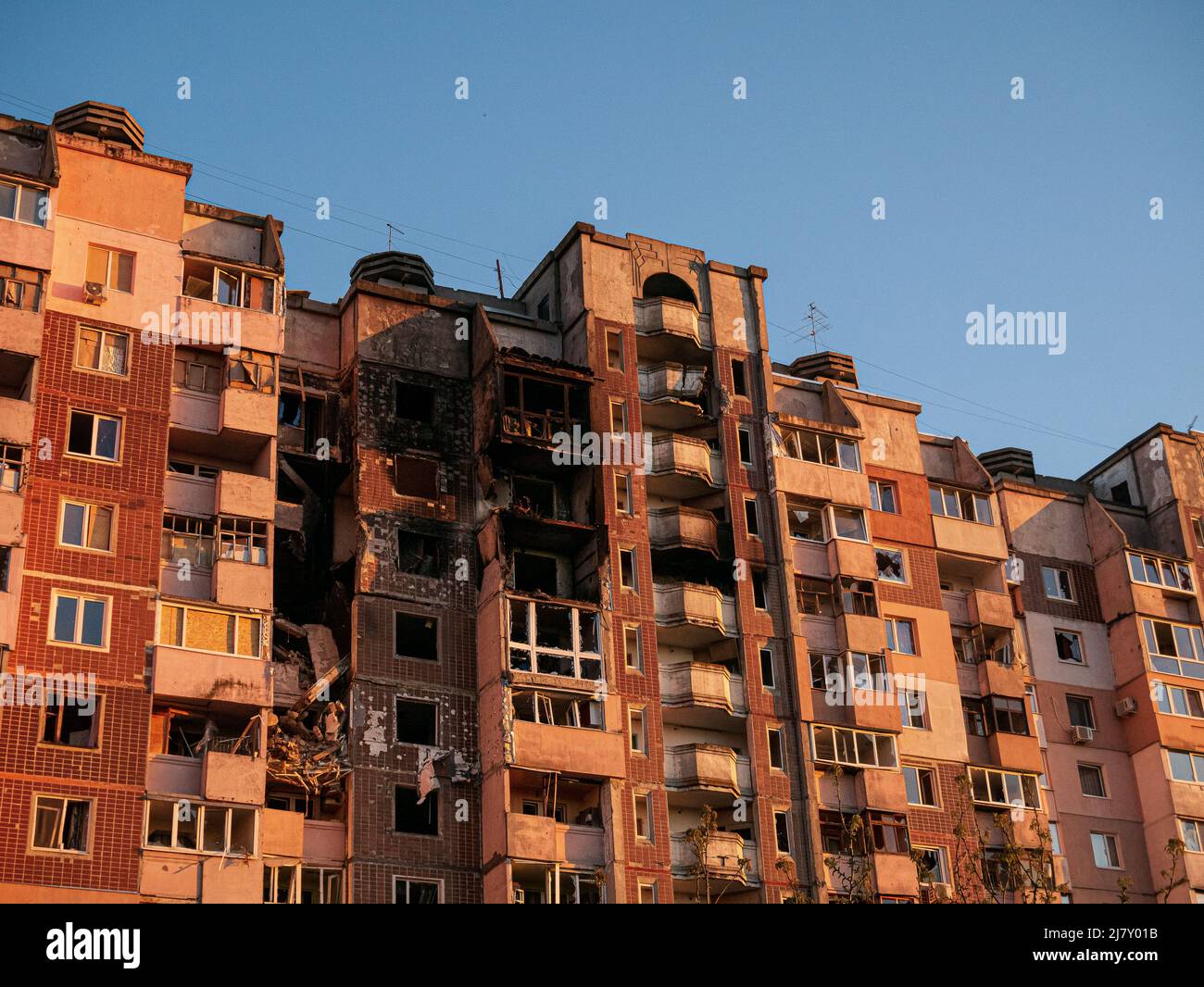 Kharkov, Ucraina - 05.07.2022: Vista dal basso distrutto edificio civile crimine militare russo genocidio contro ucraini rotto casa rovinata dopo Foto Stock