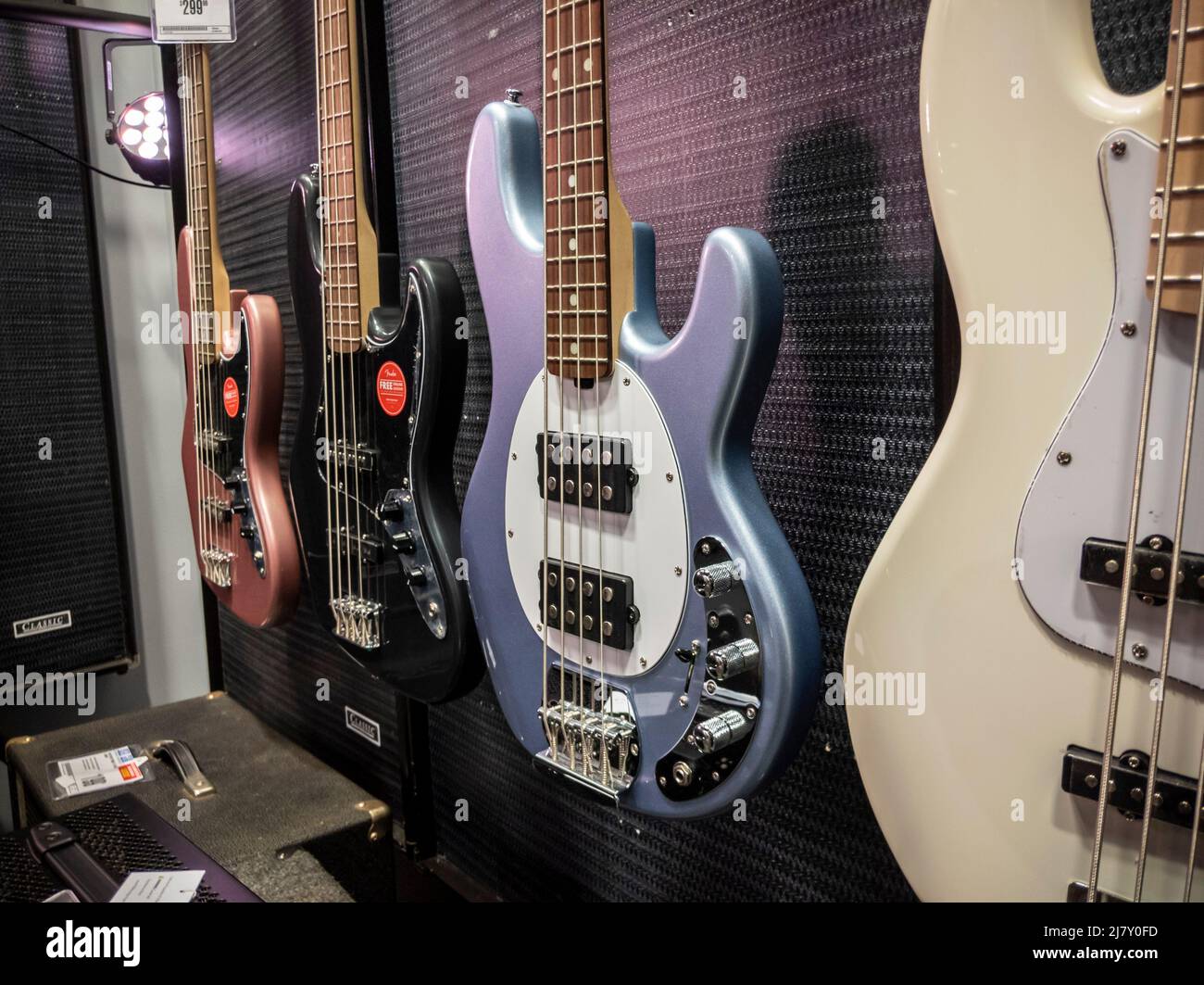 Lynnwood, WA USA - circa Maggio 2022: Focus selettivo sulle chitarre elettriche e acustiche per la vendita all'interno di un negozio di strumenti musicali Guitar Center. Foto Stock