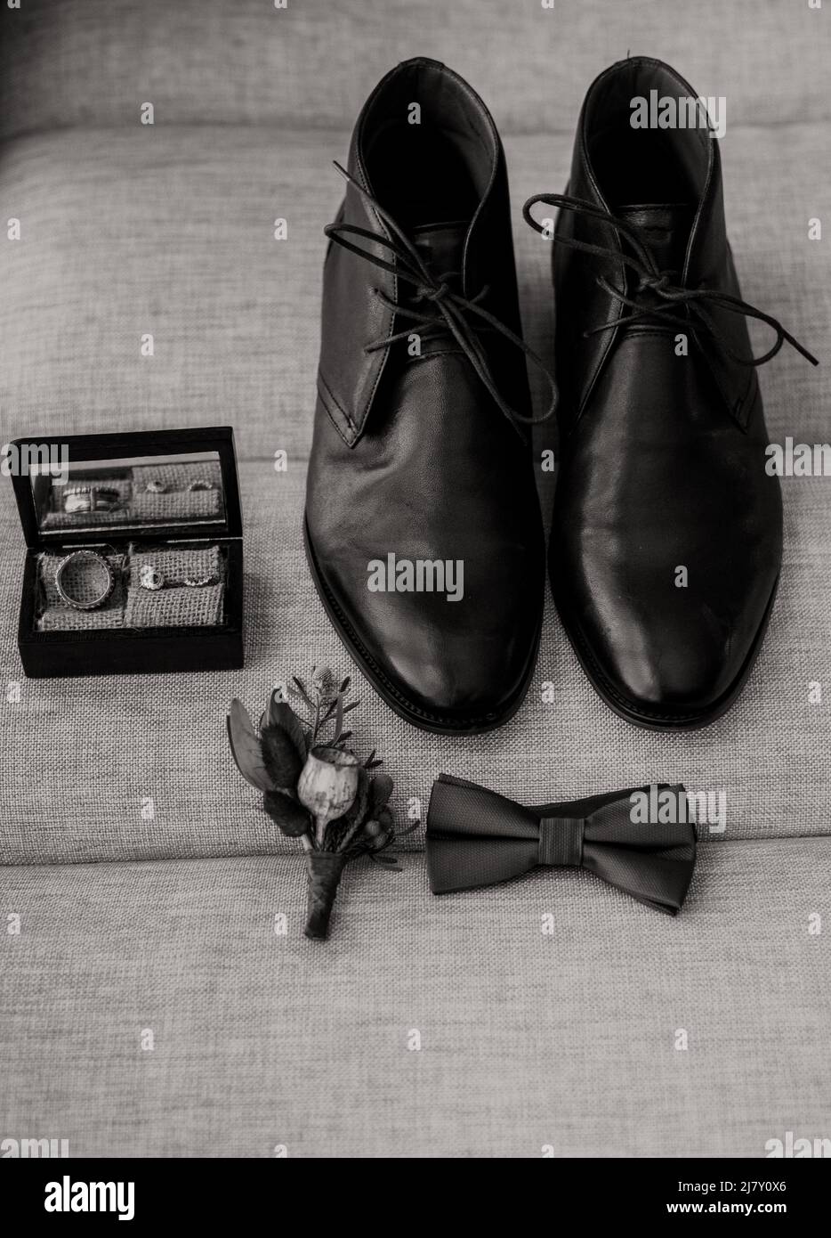 Dettagli del matrimonio. Uomo accessori. Scarpe, anelli, fiori e collari. Foto Stock