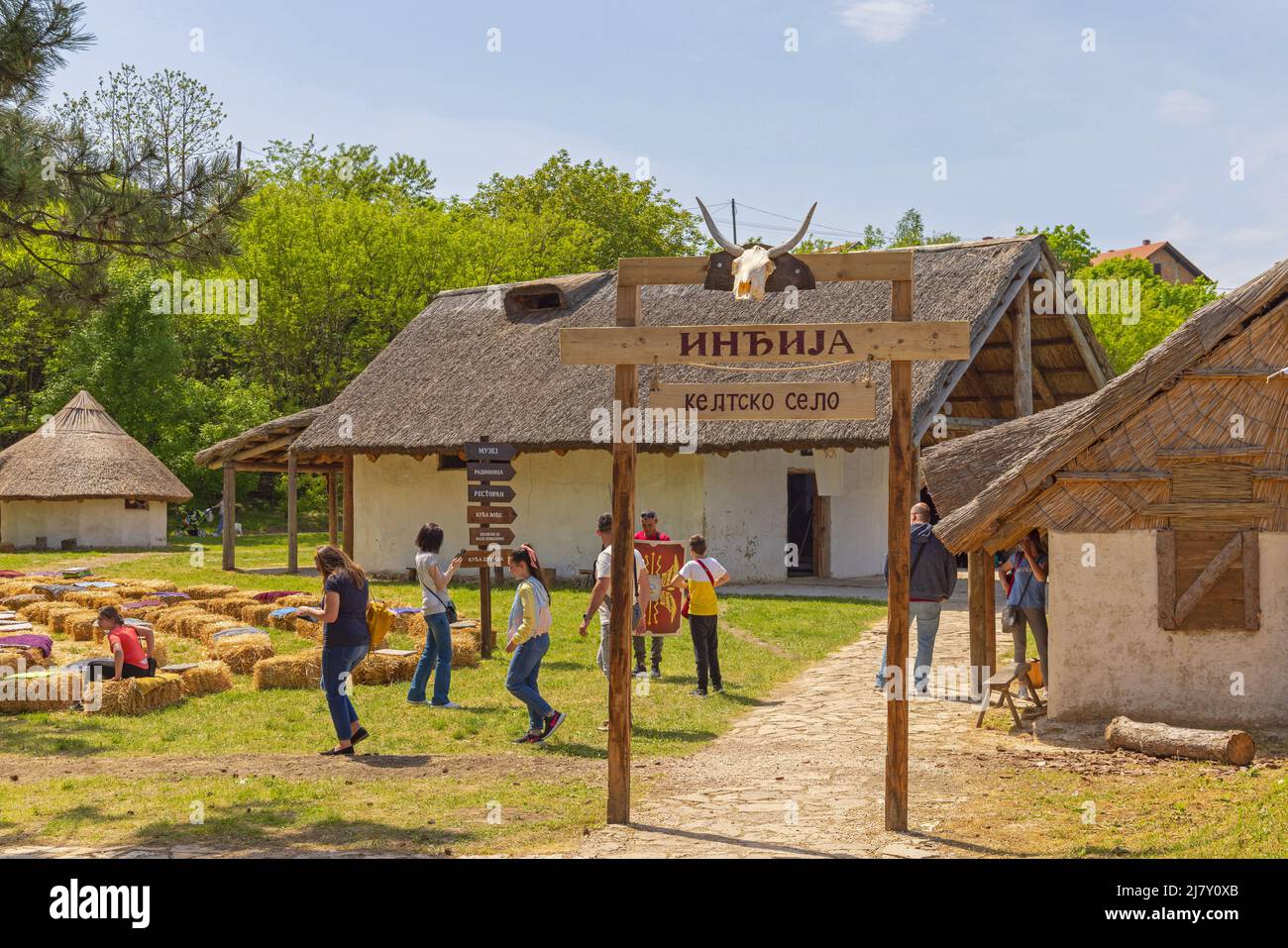 Indjija, Serbia - 08 maggio 2022: Attrazione Turista del Villaggio Celtico e Museo storico al giorno della Primavera del Sole. Foto Stock