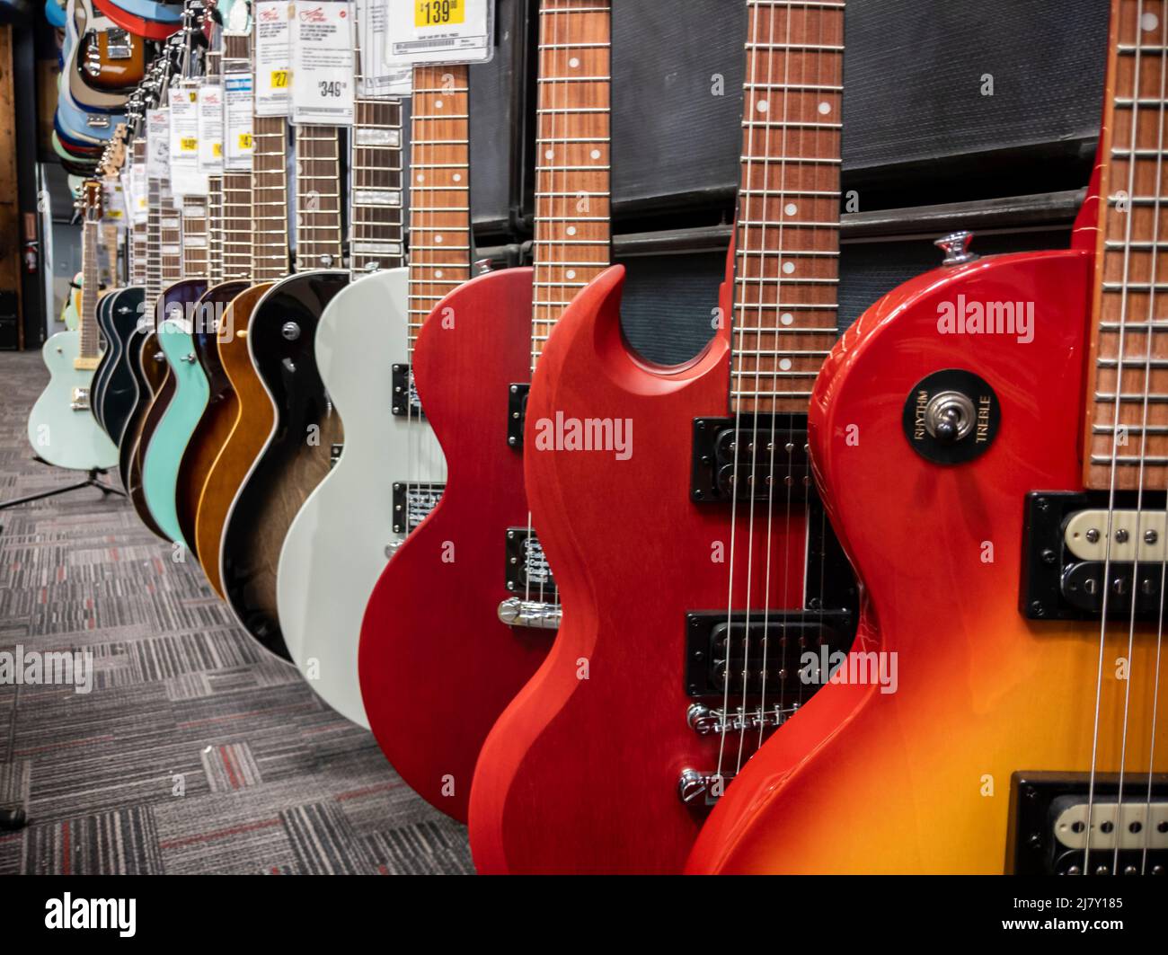 Lynnwood, WA USA - circa Maggio 2022: Focus selettivo sulle chitarre elettriche in vendita all'interno di un negozio di strumenti musicali Guitar Center. Foto Stock