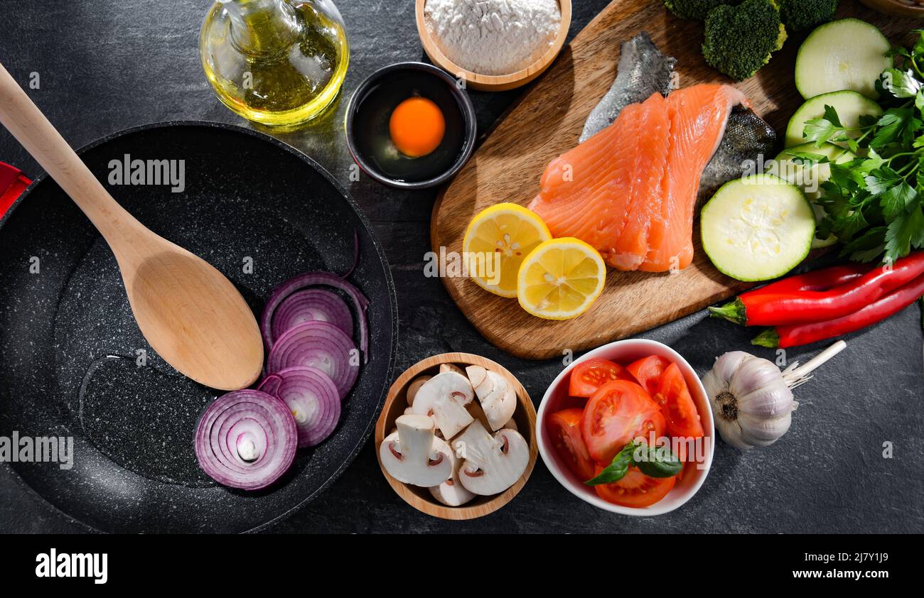 Ingredienti freschi preparati per cucinare su un tavolo da cucina Foto Stock