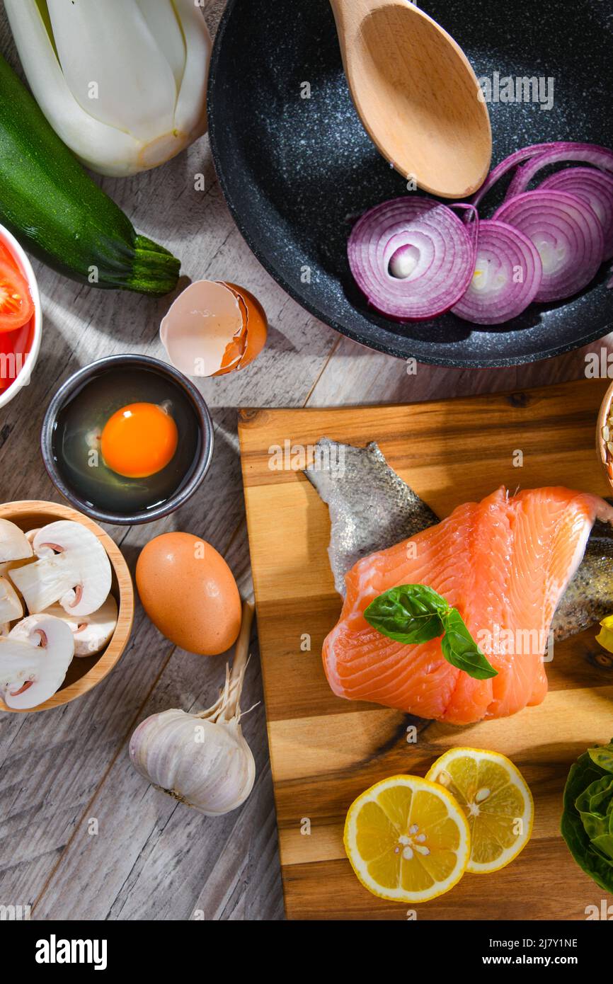 Ingredienti freschi preparati per cucinare su un tavolo da cucina Foto Stock