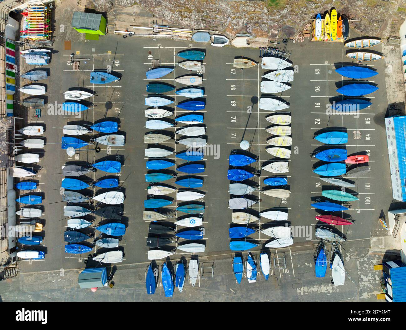 North Berwick, Scozia, Regno Unito. 11 maggio 2022. Vista aerea verso il basso su file di dingies di club di vela pronti per la nuova stagione di vela al porto di North Berwick in East Lothian, Scozia. Iain Masterton/Alamy Live News Foto Stock
