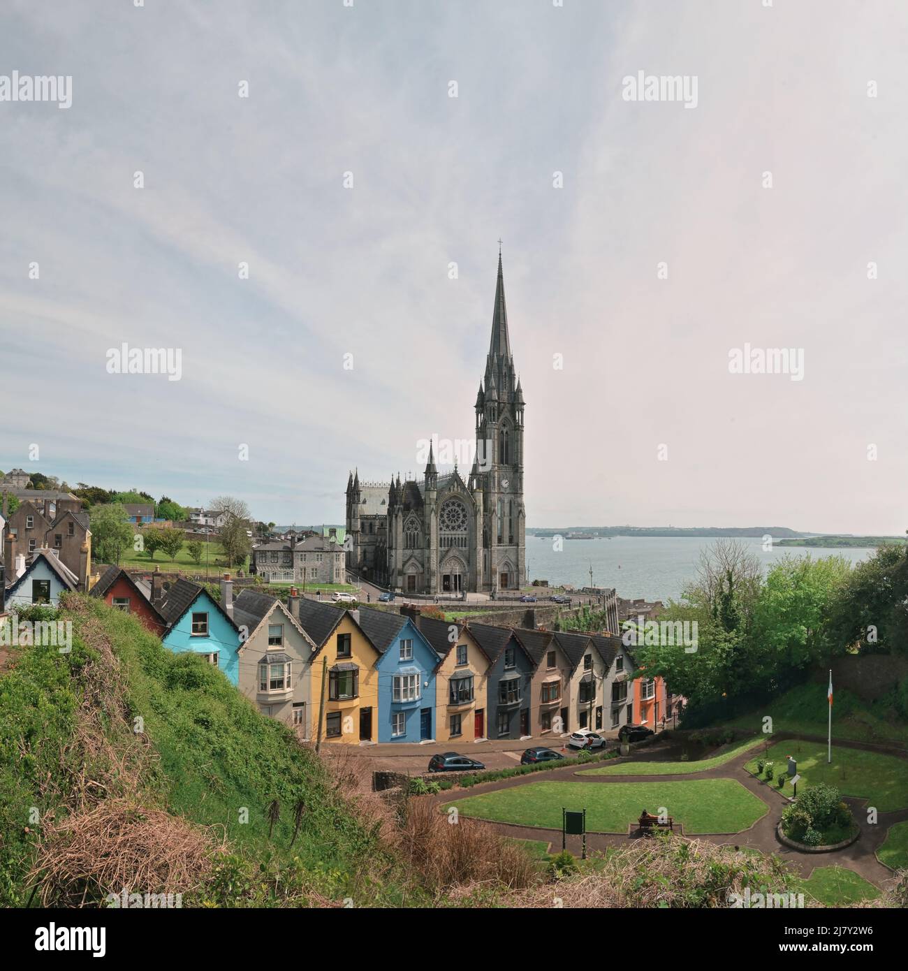 Cattedrale di St. Colman e Case colorate a Cobh, Irlanda Foto Stock