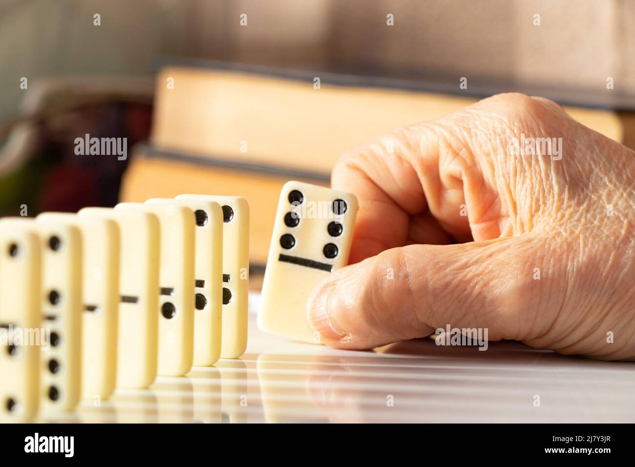 donna vecchia mano che gioca dominoes, gioco d'azzardo e hobby Foto Stock