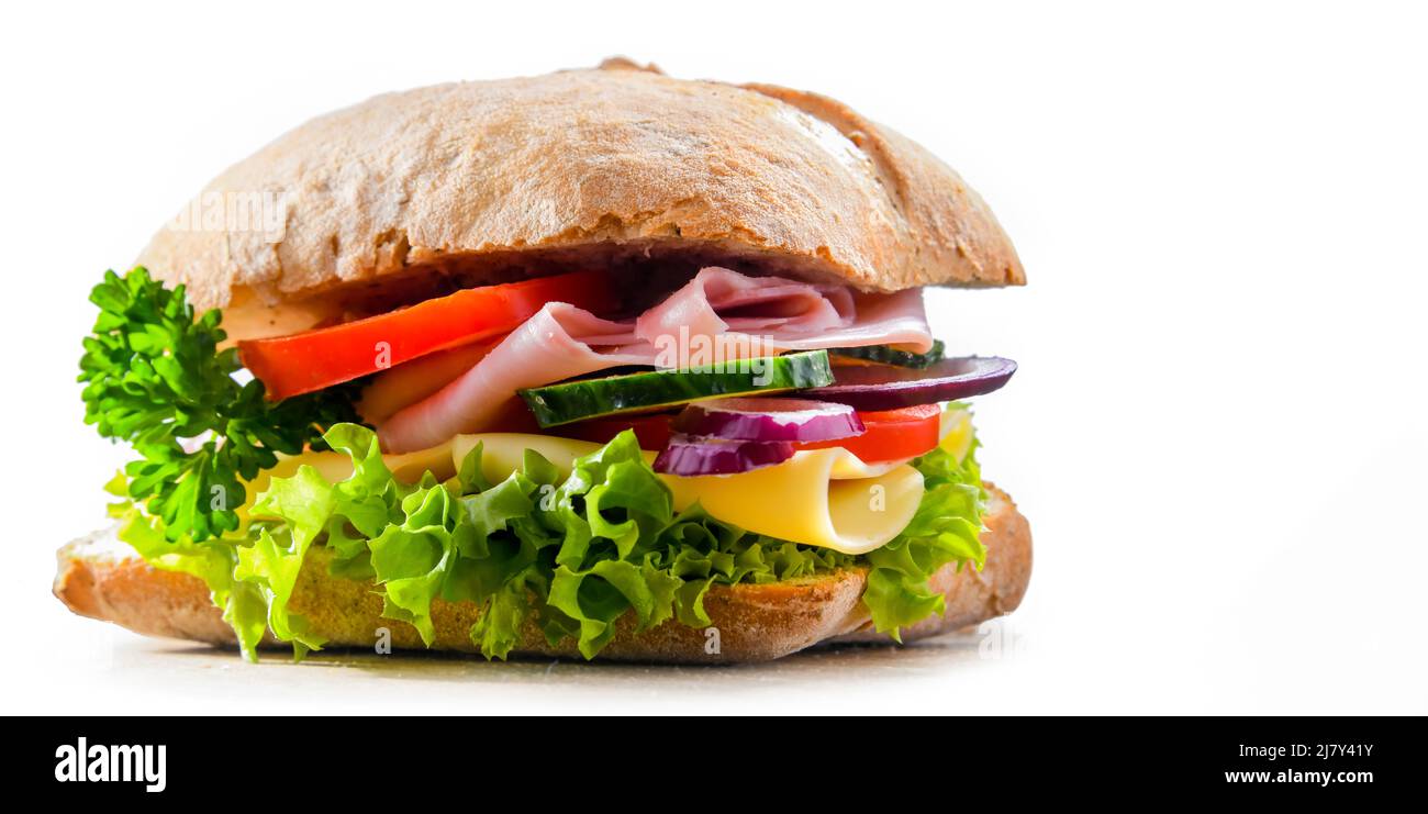 Sandwich con formaggio e prosciutto e verdure fresche isolate su bianco. Foto Stock
