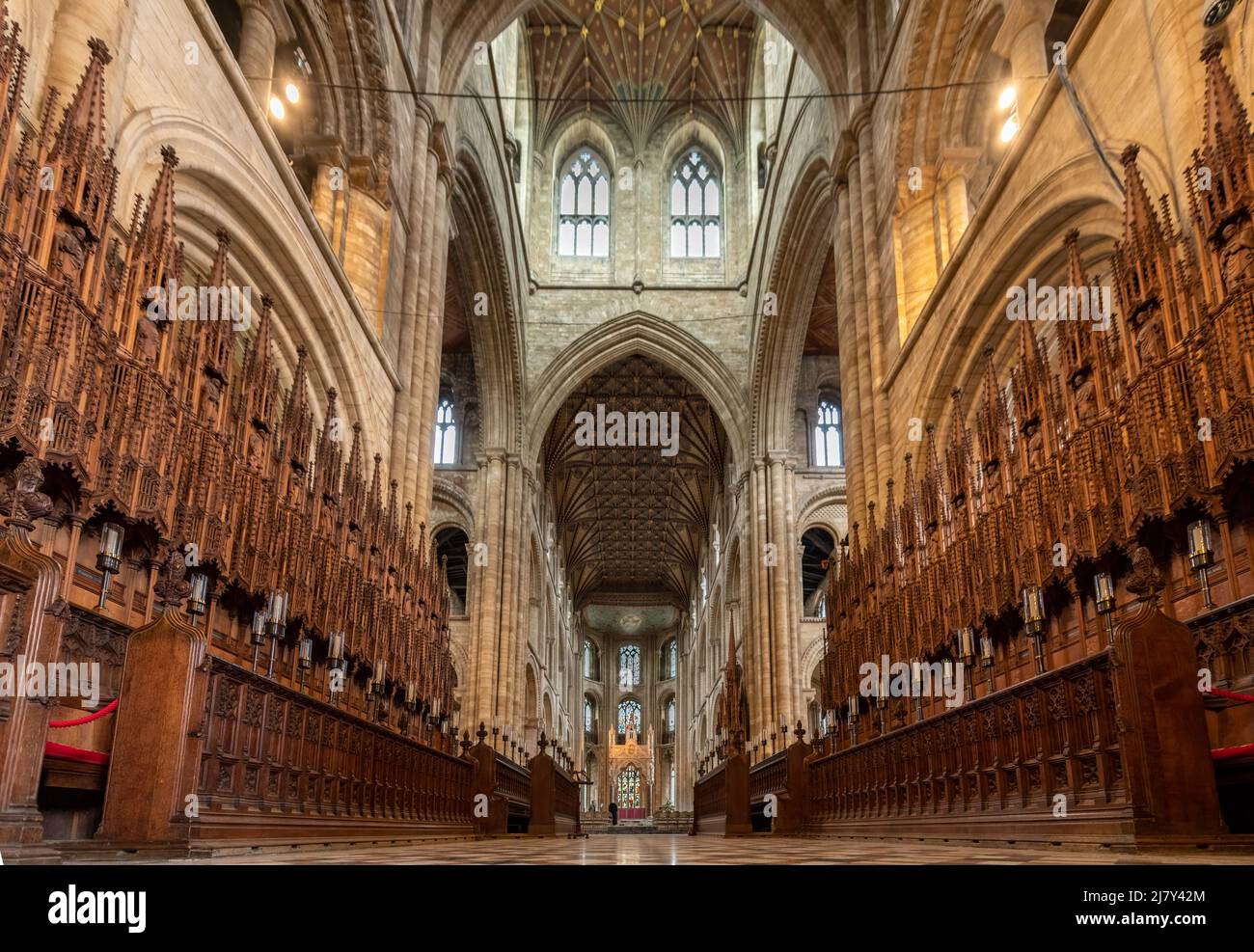 Le intricate bancarelle di coro vittoriano in legno della Cattedrale di Peterborough risalgono al late1800s e sostituiscono quelle distrutte dalle truppe di Cromwell Foto Stock