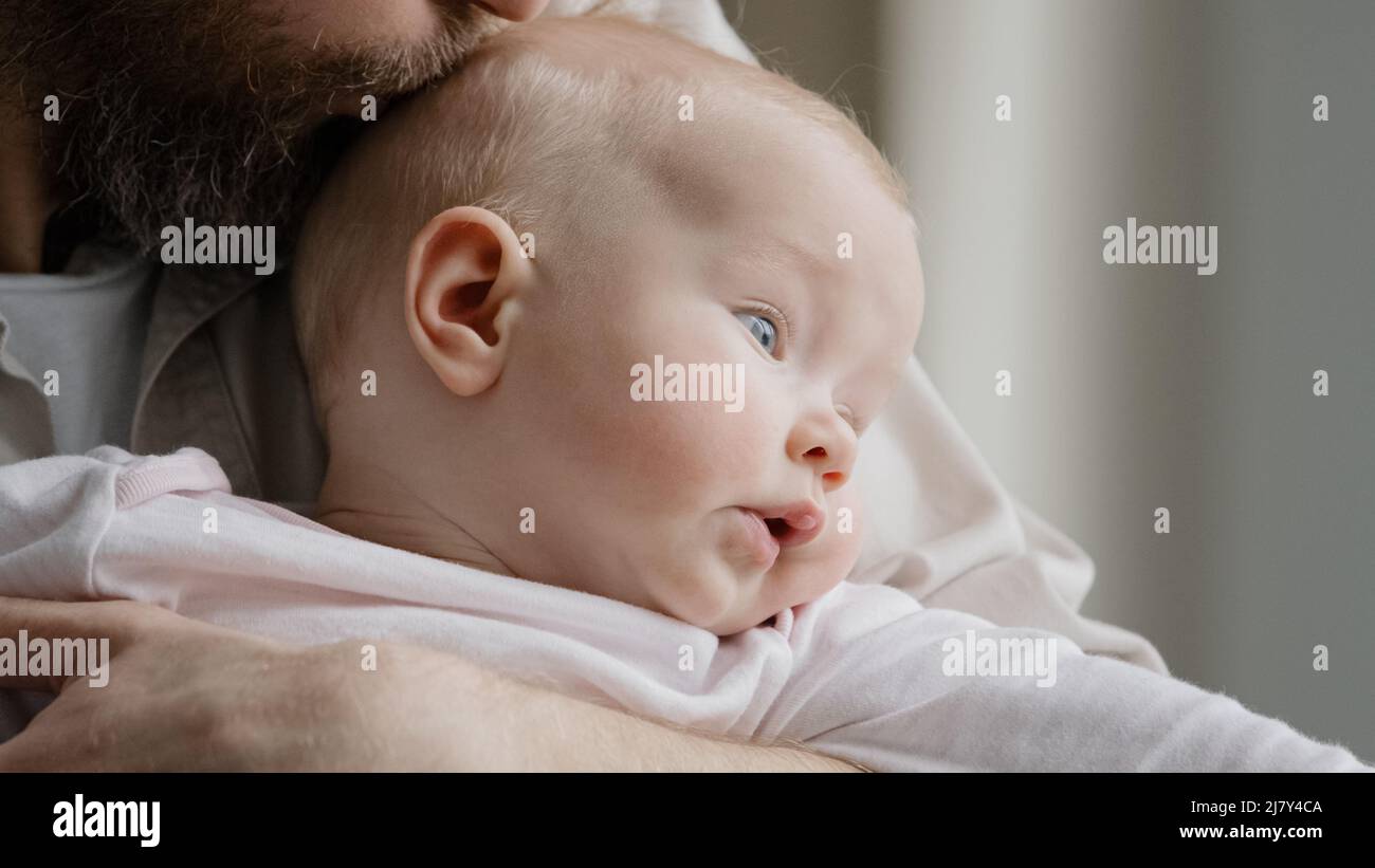 Unriconoscable bearded padre papà che cura il genitore che tiene caucasico bambino baciare testa del bambino che esprime l'amore protezione paternal adozione bambino neonato Foto Stock