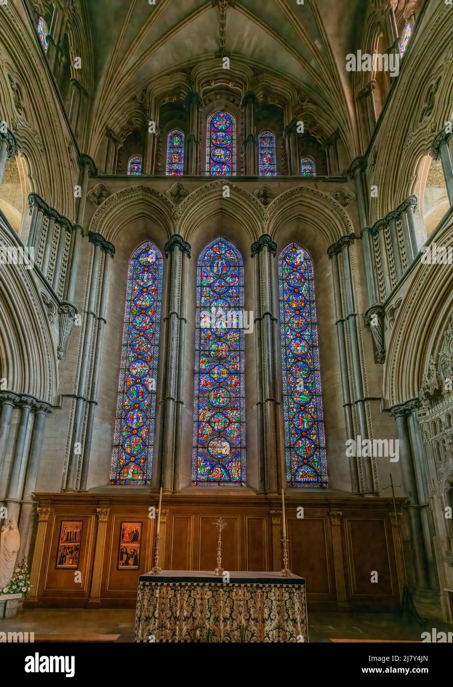 Il vescovo Hugh di Northwold's East End della Cattedrale Ely è decorato da colorate vetrate colorate all'interno di colonne di marmo Purbeck e sculture fogliari Foto Stock